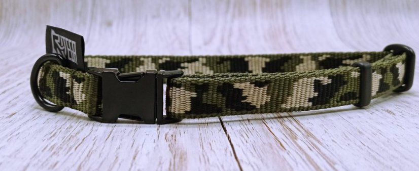 Obojek maskáčovaný kovové kování šíře 20 mm